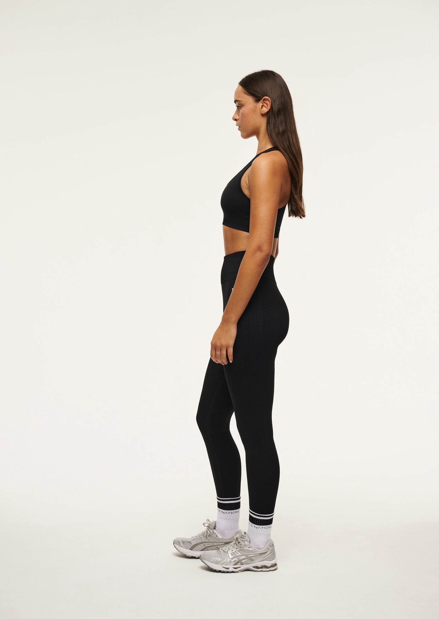 RESTORE SEAMLESS SPORTS BRA IN BLACK