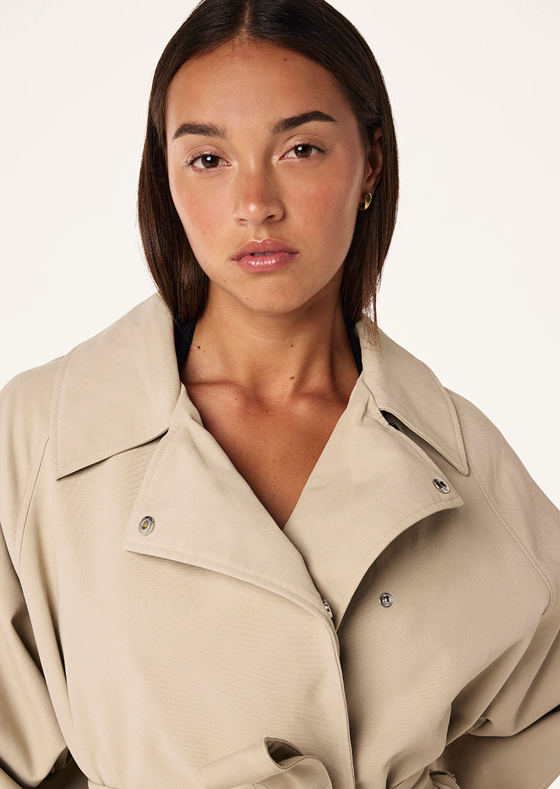 COMMUTE TRENCH COAT IN OXFORD TAN