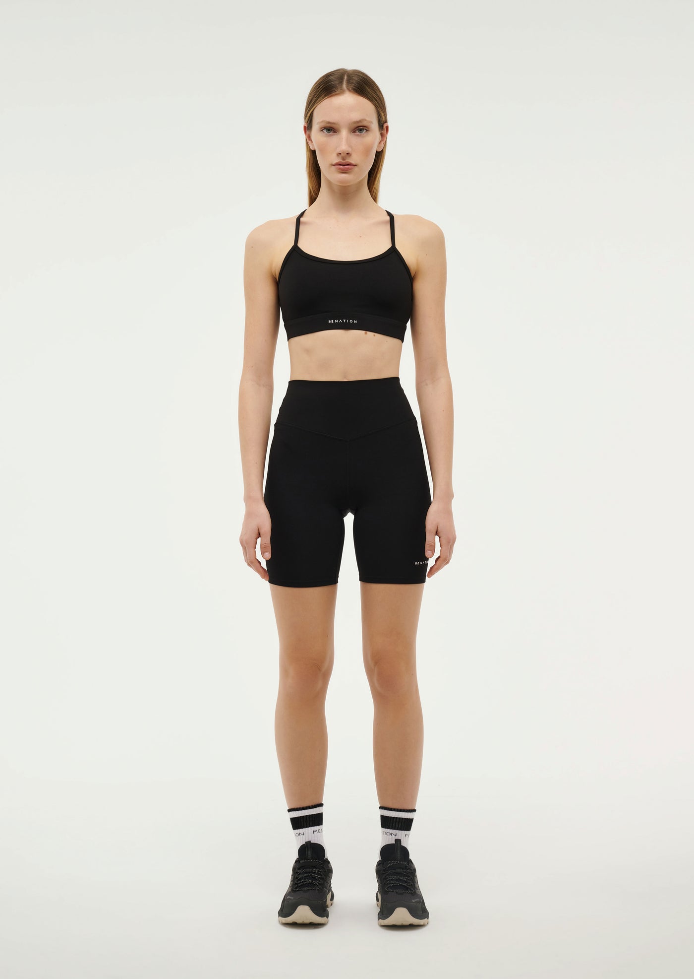 SIGNATURE SPORTS BRA IN BLACK