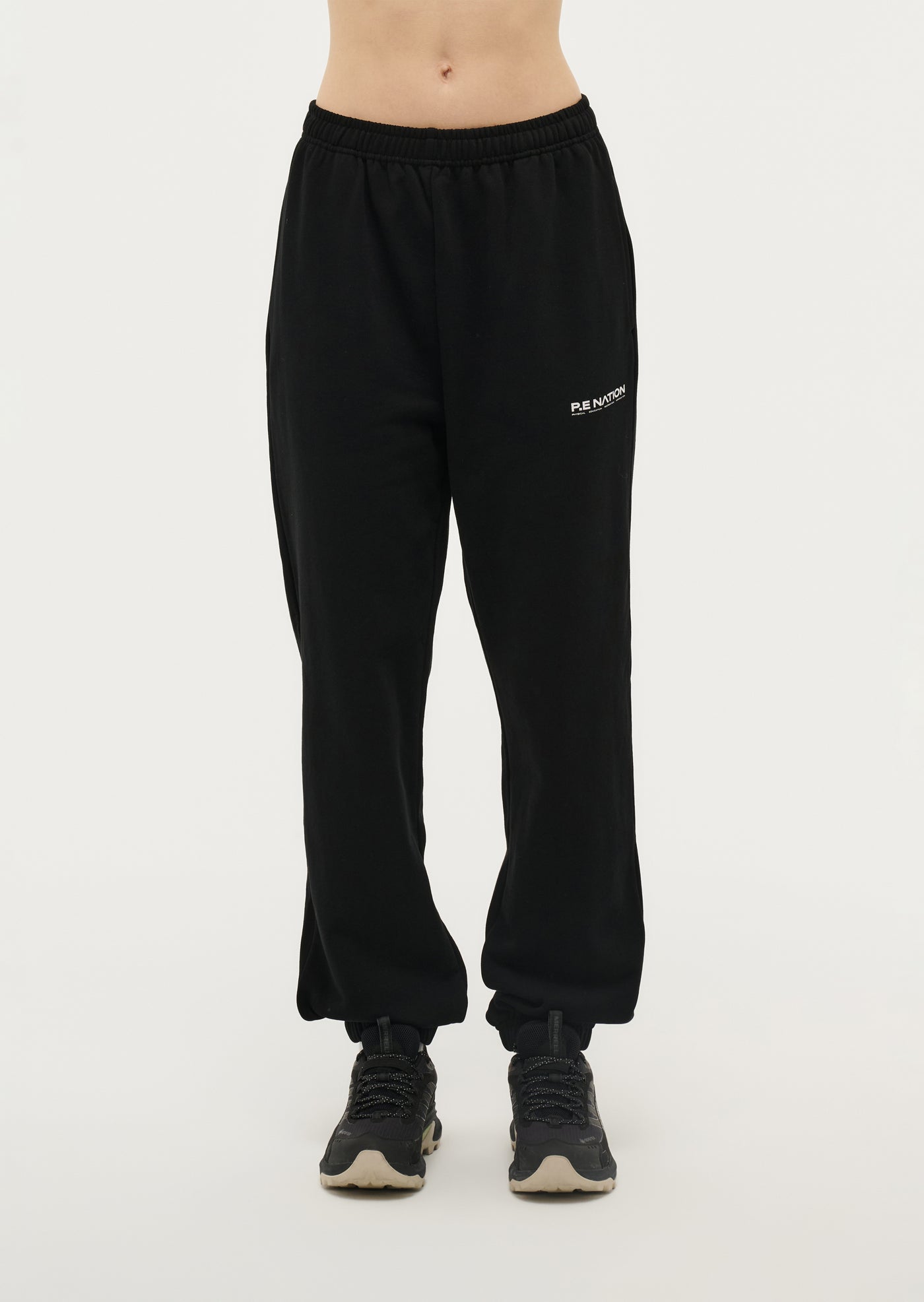 QUALIFY TRACKPANT IN BLACK