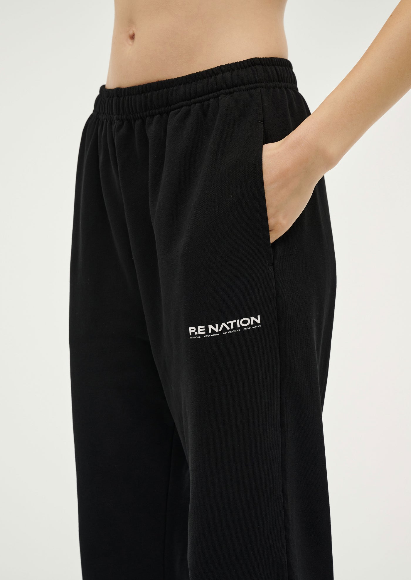 QUALIFY TRACKPANT IN BLACK