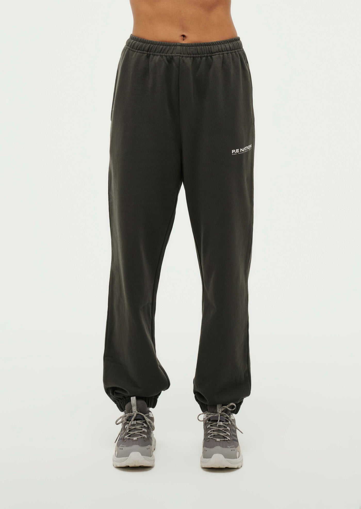 QUALIFY TRACKPANT IN GUNMETAL