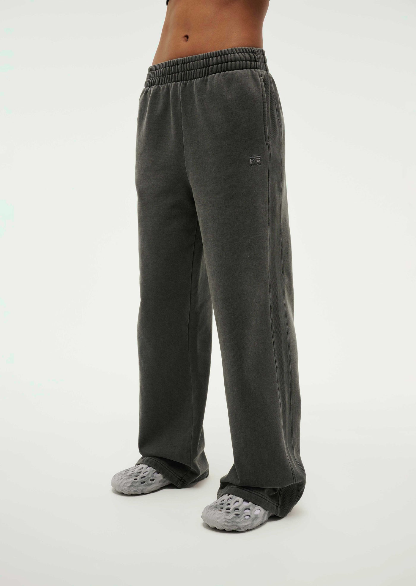 ADVENTURE TRACKPANT IN WASHED GUNMETAL